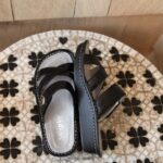 Alegria Shoes - Alegria Victoriah schwarze Lacksandale D2R0BH158 - Image 2